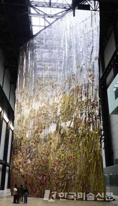 출처: Hyundai Commission: El Anatsui: The world, Photo &copy;Tate (Joe Humphrys)