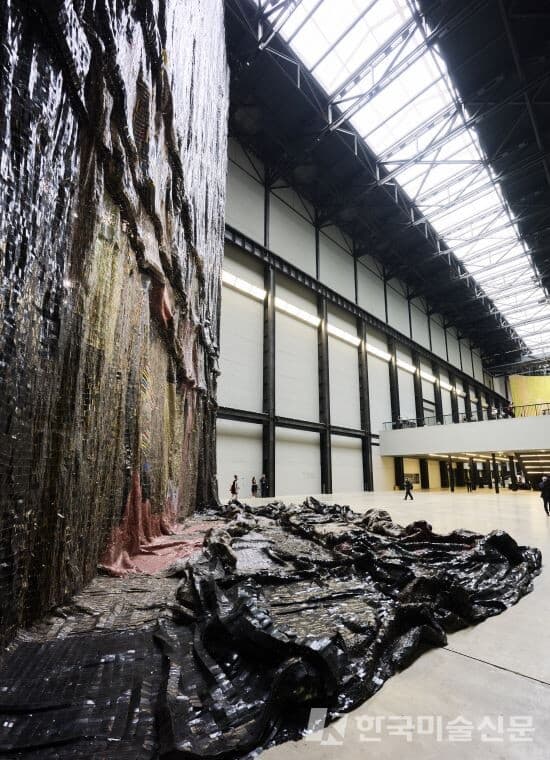 출처: Hyundai Commission: El Anatsui: The wall, Photo &copy;Tate (Joe Humphrys)