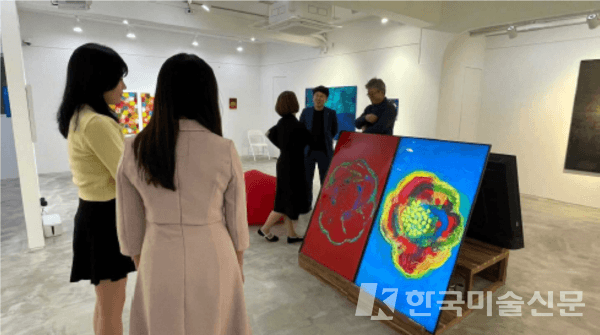 &nbsp; 스페이스투알투에서 열린 이인작가 개인전에서 관람객들이 미공개작품인 NFT ART 동백을 감상하고 있다.&nbsp;(자료: 아트토큰 제공)