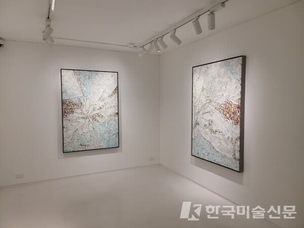 이불 개인전 두 번쨰 전시를 연 BB&M갤러리 전시 전경. 걸려있는 작품은 이불의 연작