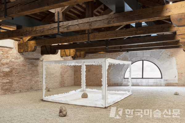 전시 전경, 푼타 델라 도가나, 베니스, 2023&nbsp;출처:&nbsp;https://mennour.com/&nbsp;
