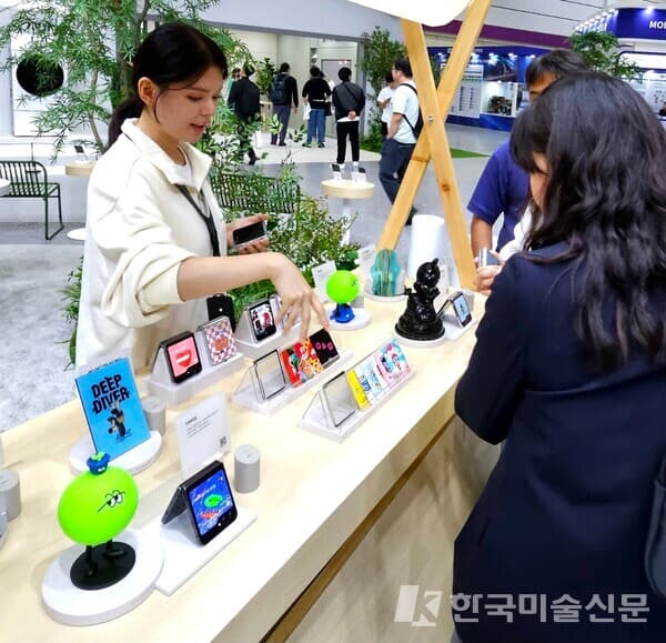 &nbsp;현장사진:&nbsp;2023 KES 한국 전자전 삼성부스에 미미작가 콜라보한 Z플립5슈트 케이스를 관객들이&nbsp;&nbsp;체험해보고 있다.