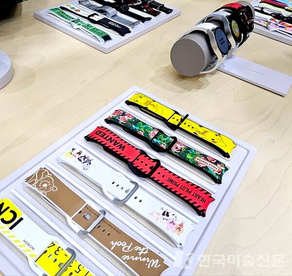 &nbsp;MeME 작가 작품 (Red Strap)