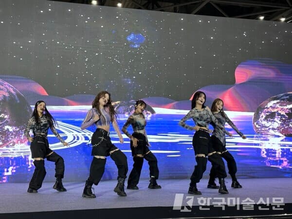 &nbsp;2023 디지털미디어테크쇼에서 공연중인 엑신(X:IN)