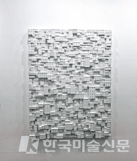 The PRISM - 일곱가지 스펙트럼 그룹전, 조윤국, Subtopia_White06, Royal board, Acrylic, Mixed media, 2023