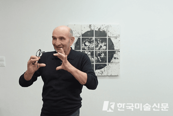 박동수 작가의 작품을 설명하는 드바이유