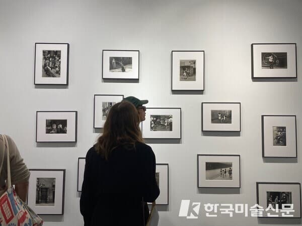 파리 포토에서 관객들이 작품을 감상하고 있다. [사진=한국미술신문 ]