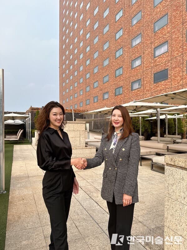 &nbsp;박예든 KIP 대표(왼쬐)와 장자윤 JPLACE 대표(우측)가MOU 체결&nbsp; 뒤 악수를 하고 있다. [사진=SNS]