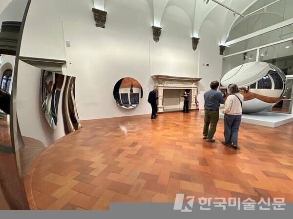 Anish Kapoor- Vertigo]/Speak&nbsp;Loud