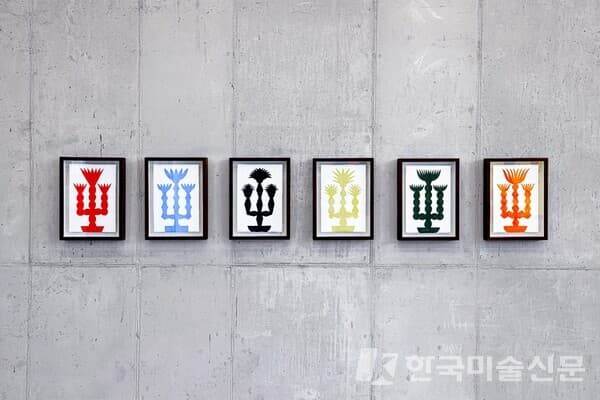 &nbsp;Wooden flower #4 #5 #3 #2 #6 #1 2023 Vinylic emulsion on paper, 35 x 26 x 40 Framed included _아트본 제공