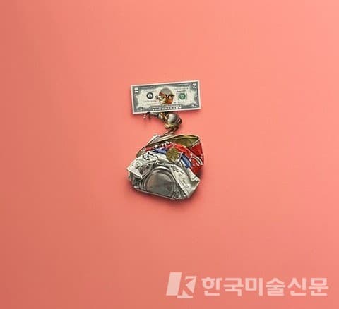 [Napolenon with 2 Dollor on Campbell's&nbsp; - JUNSIK&nbsp;KIM (2023)]&nbsp;ⓒ한국미술신문/Image courtesy of JUNSIK&nbsp;KIM