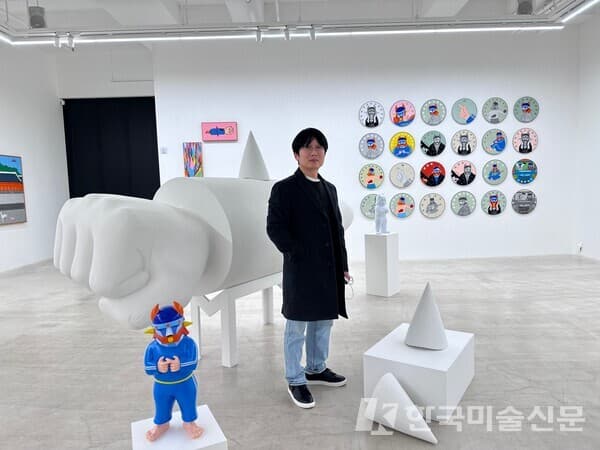&nbsp;이길이구 갤러리에서 만난 성태진 작가 (촬영: 심진우 기자)