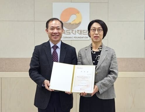 최문환 한국도자재단 대표이사와 임미선 신임 예술감독(우측)이 위촉장 수여식 후 기념촬영을 하고 있다.[사진=경기도청]