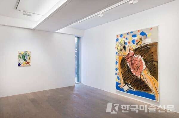 제이슨함 of &lsquo;Ella Kruglyanskaya: The Best Arrangement&rsquo; 내부 전시 모습(좌) The Best Arrangemen, 2023Oil stick and oil paint on canvas, (61 x 45.7 cm)(우) Exhausted, with Primary Colors, 2023Oil stick and oil paint on canvas, (228.5 x 162.5cm)&copy; Ella Kruglyanskaya