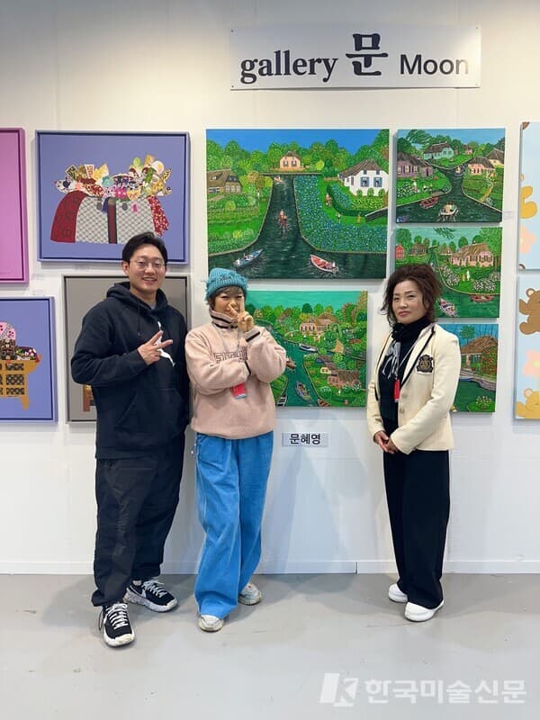 전시장 풍경,&nbsp; (좌) 심진우 기자, (중) 이찌고 세연 작가, (우) 문혜영 작가