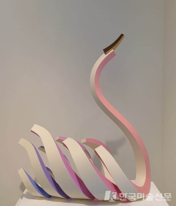 Swan raised head_e.1/15, 60cm X 30cm X 73(h)cm, Paint on resin, 2023. 출처, 아트코드갤러리