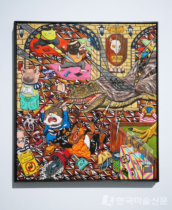 Hun Kyu Kim, Employee of the year,&nbsp;Pigment painted on silk, synthetic gemstones,&nbsp; 45 x 40 x 4 cm, 2023 / 카메라 기자 = 이소이 ⓒ 하이아트 갤러리,&nbsp; 김훈규