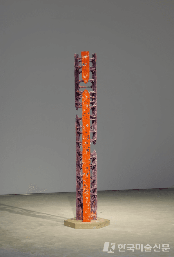 HYUN NAHM/ Irem, 2022/ Epoxy resin, pigment, cement, fiberglass, stainless steel and polystyrene, 89.76 x 23.23 x 20.47inches 228 x 59 x 52cm (Photo by Sangtae Kim)