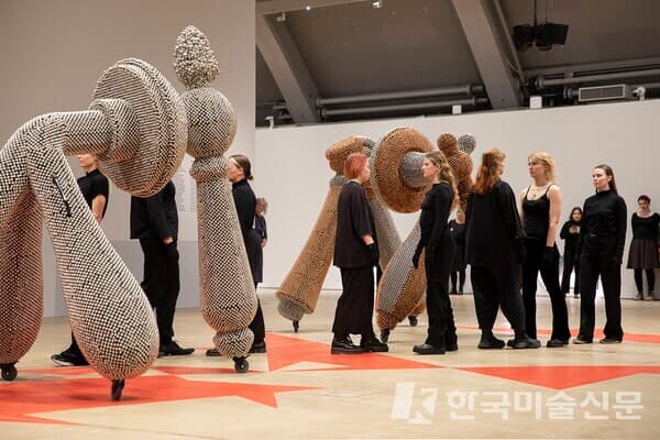 Haegue Yang: Continuous Reenactments, activation of Handles, HAM Helsinki Art Museum, 2023. Courtesy of the artist. Photo: Sonja Hyyti&auml;inen.