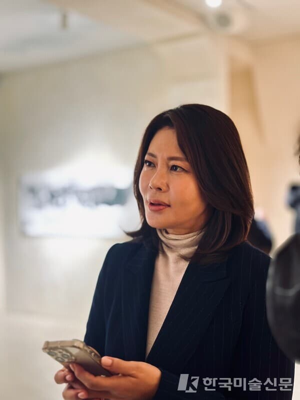 유서연 CEO (아트핀 갤러리)가 2월1일 오프닝에서 작품 설명