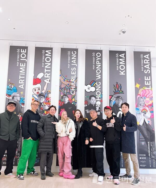 (전시장에서 소통하는 작가들)&nbsp;(왼쪽부터) 아트놈, 알타임조, 심진우 기자, 이사라, 장자윤 대표(JPLACE), 코마, 찰스장, 홍원표