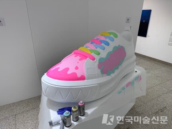 이사라 작가의 대형슈즈 작품