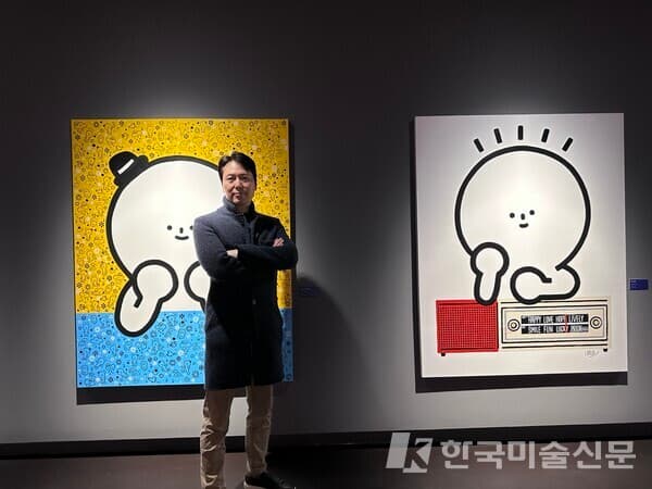 작품 앞에 서있는 홍원표 작가