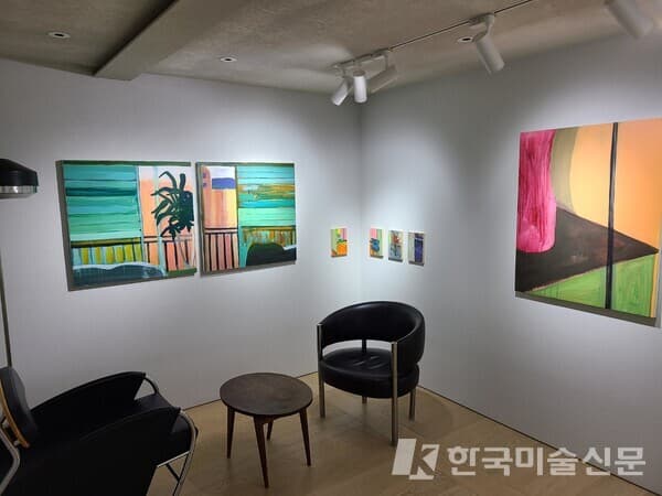 나혜원, 변진 작가의 2인 작가들의 단체전을 연 라흰 갤러리의 전경. 출처 라흰 갤러리
