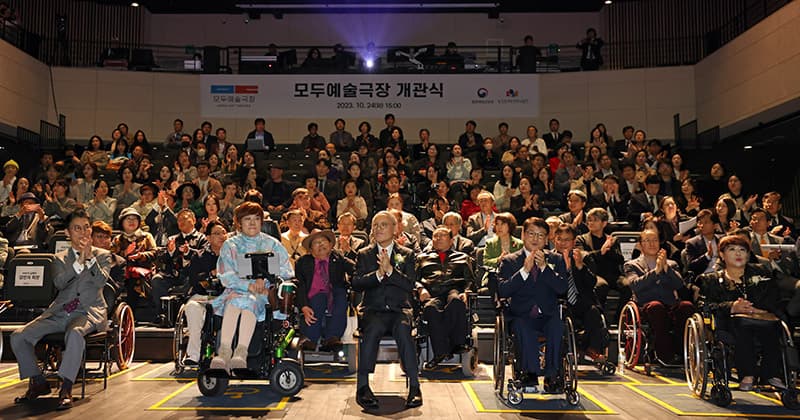 유인촌 문화체육관광부 장관이 지난 24일 서울 서대문구 구세군회관에 만들어진 장애예술인 표준공연장 개관식에 참석해 축하 하고 있다. [사진=문화체육관광부]