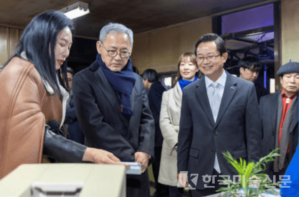 왼쪽부터 심혜화 총괄 디렉터, 유인촌 문화체육관광부 장관, 최호권 영등포구청장