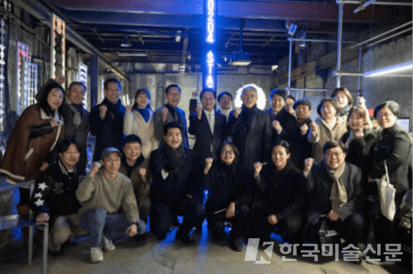 유인촌 문화체육관광부 장관이 &lsquo;문화도시 영등포&rsquo; 주요 관계자와 기념 촬영을 하고 있다