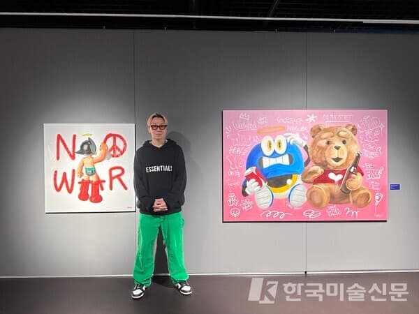 작품앞에 서있는 알타임죠 작가