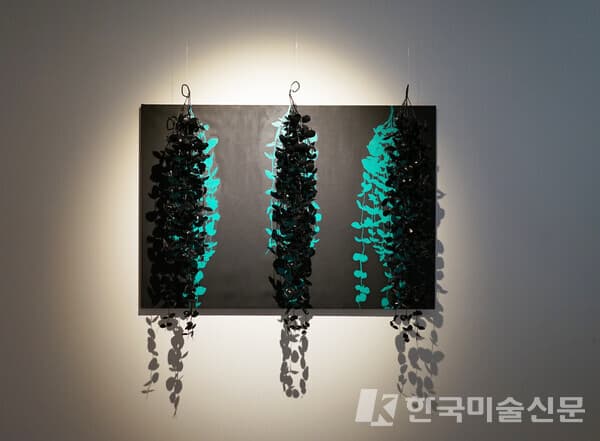 김재영, Ce que nous gardons longtemps en nous se noircit, 2023, acrylique sur toile, plantes artificielles, 81,5 X 116 cm, 사진. 이소이 기자