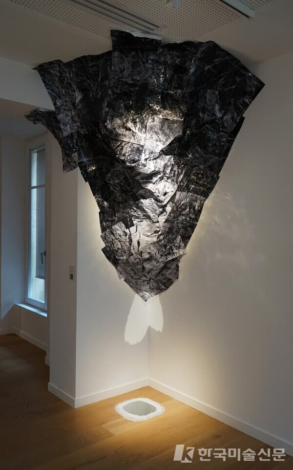 윤미지, Grotte mobile, 2023, installation, photographie, miroir, dimension variable. 이소이 기자