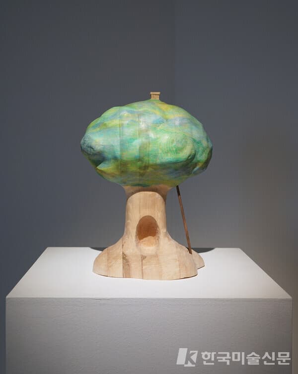 박혜정, Be Hopeful, 2023, fr&ecirc;ne olivier, noyer, crayons de couleurs, 41 X 31 X 25 cm. 이소이 기자
