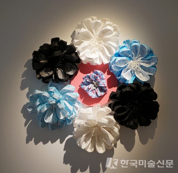 성연, Mon jardin, 2019, 2022, technique mixte sur toile (masques us&eacute;s) &oslash; 30 cm (chaque pi&egrave;ce). 이소이 기자