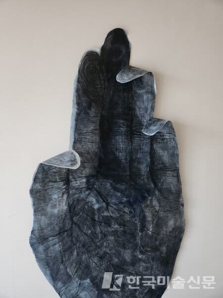 김유정,&nbsp;그림자 손 한지에 먹 Mixed midea 70 x 140cm2024