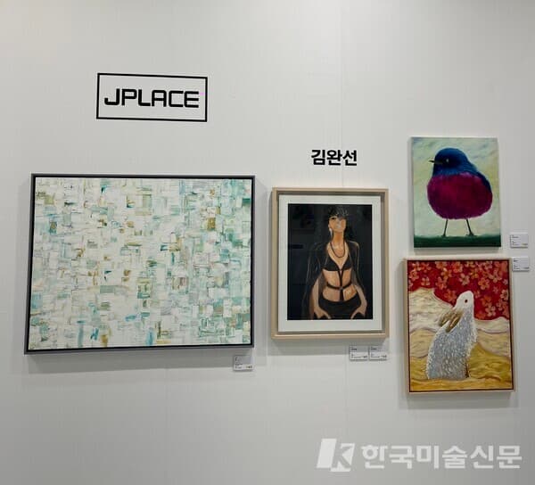 김완선 작가 (좌부터) 봄 / 이상한 외출 / (위) stand alone / 별꽃토끼&nbsp;