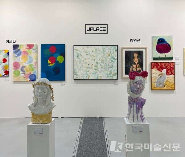 안지민 작가 : (좌)Mommy (우)Happy Virus