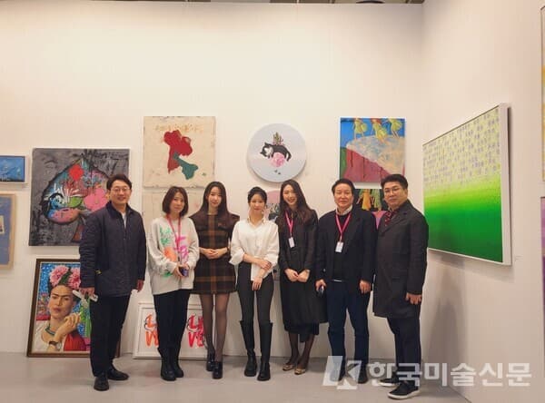 (왼쪽부터) 심진우 기자/박사, 송미리내 작가, 아세움 작가, 김아름 작가, 석유진 부감독, 김종근 총감독, 차효준 대표 KUVA