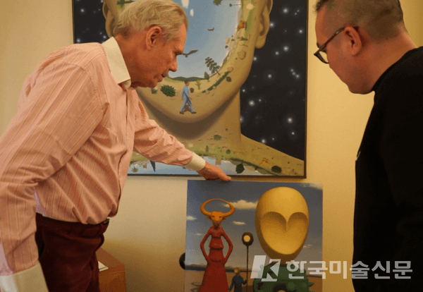 에드워즈씨가 프랑스 화가 피에르 모네스티에 작품을 기자에게 설명하고 있다. [사진= 이소이 기자]