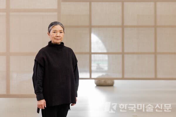 Meta-Painting 앞에서 김수자, photo : Bram Vreugdenhil (데라켄할 미술관 제공)