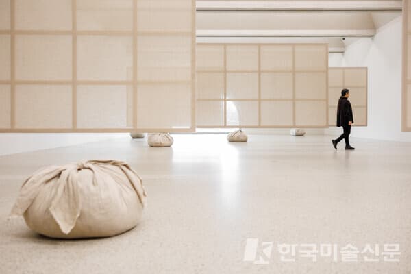 Meta-Painting, 2020, photo : Bram Vreugdehil (데라켄할 미술관 제공)