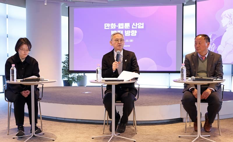 유인촌 문화체육관광부 장관이 23일 서울 종로구 아트코리아랩에서 만화&middot;웹툰 산업 발전 방향을 발표하고 있다. (사진=문화체육관광부)