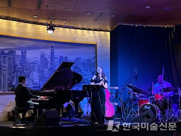 쉐라톤 그랜드 스쿰빗 The Living Room에서 펼쳐지는 재즈 공연. 사진. 강혜영 기자