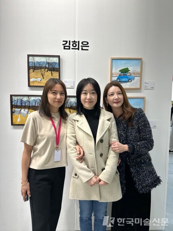 (왼쪽부터) 장진희(JPLACE, 전시기획), 김희은 작가, 장자윤(JPLACE, 전시기획)