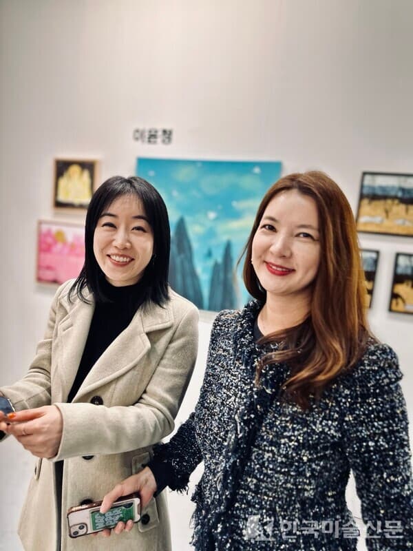 (왼쪽부터) 김희은 작가, 장자윤(JPLACE, 전시기획)