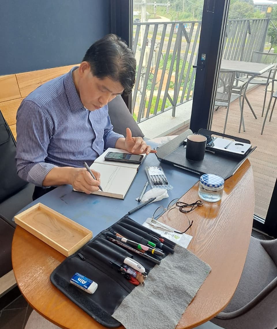 주영훈 원장이 캘리그라피 시범을 보이고 있다.