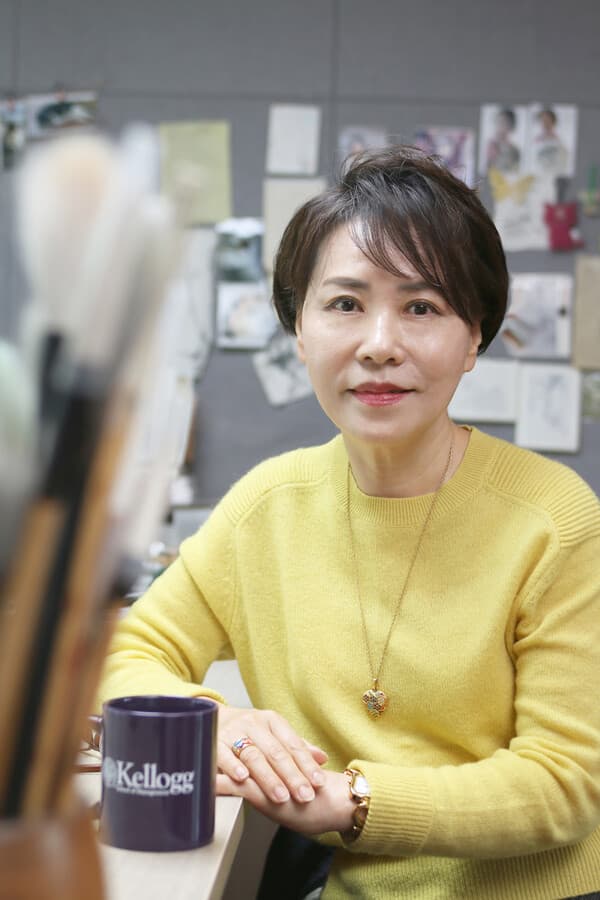 김동애 작가는 경기대학교 서예과 초빙교수, 한국문인화협회 이사장 등을 역임했다. 특히 한국문인화협회 이사장직을 맡으면서 문인화가는 혼자 일하는 외로운 직업이라는 데 착안하여 이들이 단합하고 함께할 수 있는 1박 2일 연수, 각종 모임, 송년회 등을 활성화해 회원들로부터 호평받았다. 현재 김동애 작가는 한국미술협회 문인화 분과 부이사장직을 비롯해 세계서예전북비엔날레 조직위원, 서화계의 중견작가들이 모여 활동 중인 &lsquo;여묵상우(與墨尙友)&rsquo; 회장으로 활발한 활동을 하고 있다.