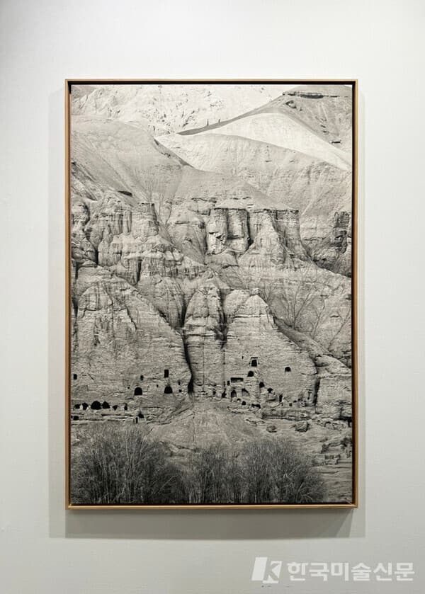 Pascal Convert, Falaise de B&acirc;miy&acirc;n - &Eacute;dition 2+2EA, 2017, photographie, 160 x 110 cm /&nbsp;사진=진승우
